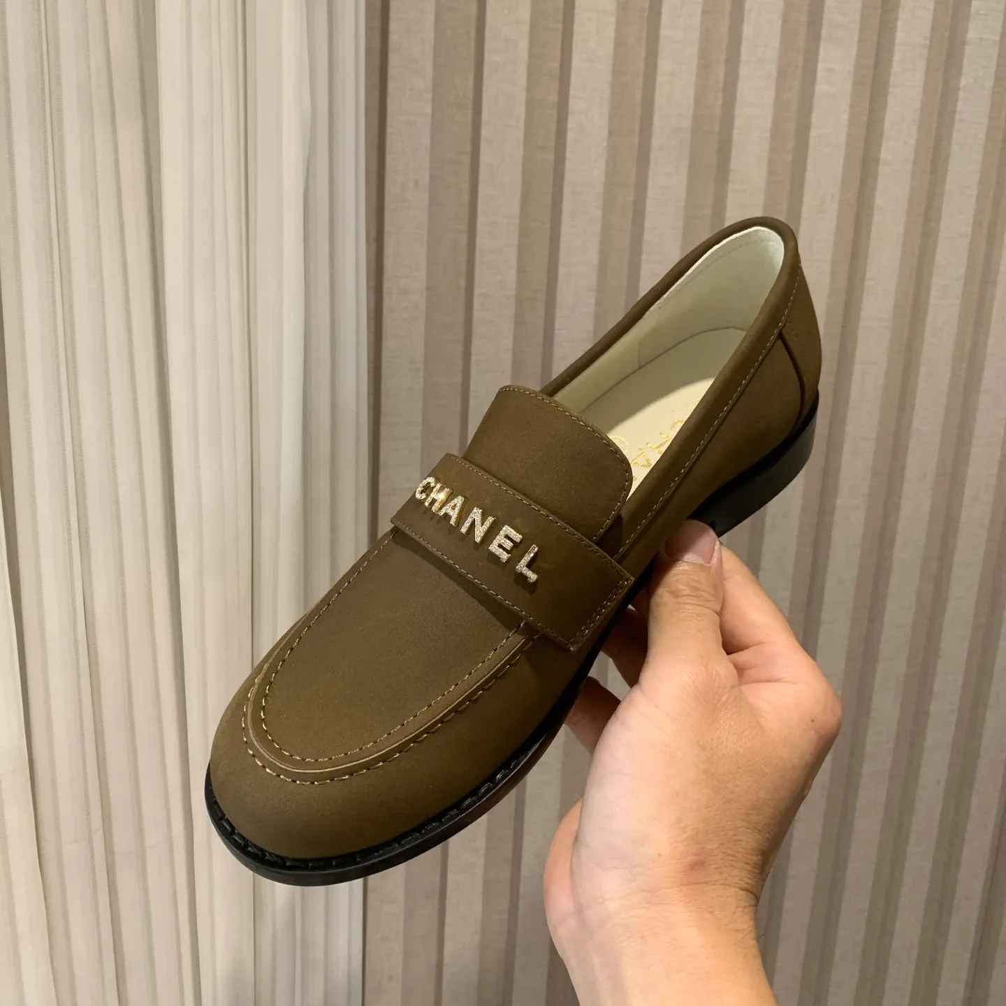 👟👟Ex-factory price 640👟👟 🍀2025 spring and summer new Chanel Chanel small diamond buckle monogram Loaf lazy half-slippers, which can be worn all year round. No matter when you wear them, they are very high-end and durable. When shopping, you can attract attention on the street! Easily travel between commuting and leisure occasions, becoming a carefree fashionable and elegant woman~ Upper: cowhide/butter Lining: lambskin Sole: Italian genuine leather outsole Size: 35-39 (40/41 customized, non-refundable and non-exchangeable 👉